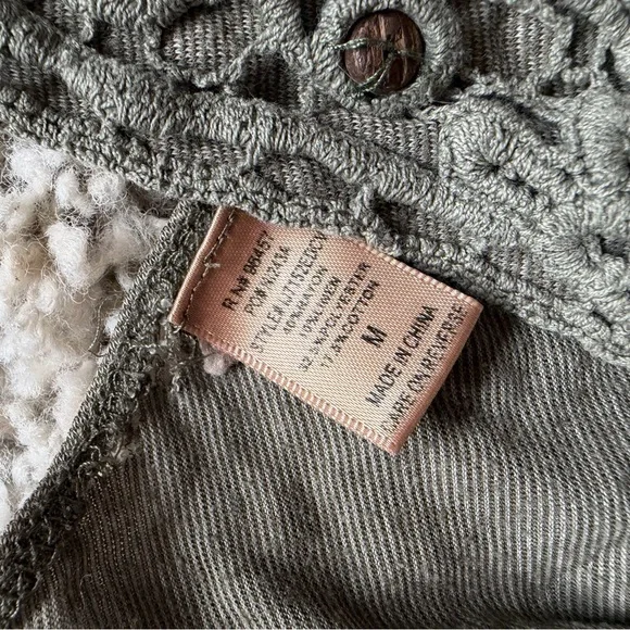 Elegant Gray green bohemian Sleeveless Blouse with Lace Accents - Picture 5 of 5